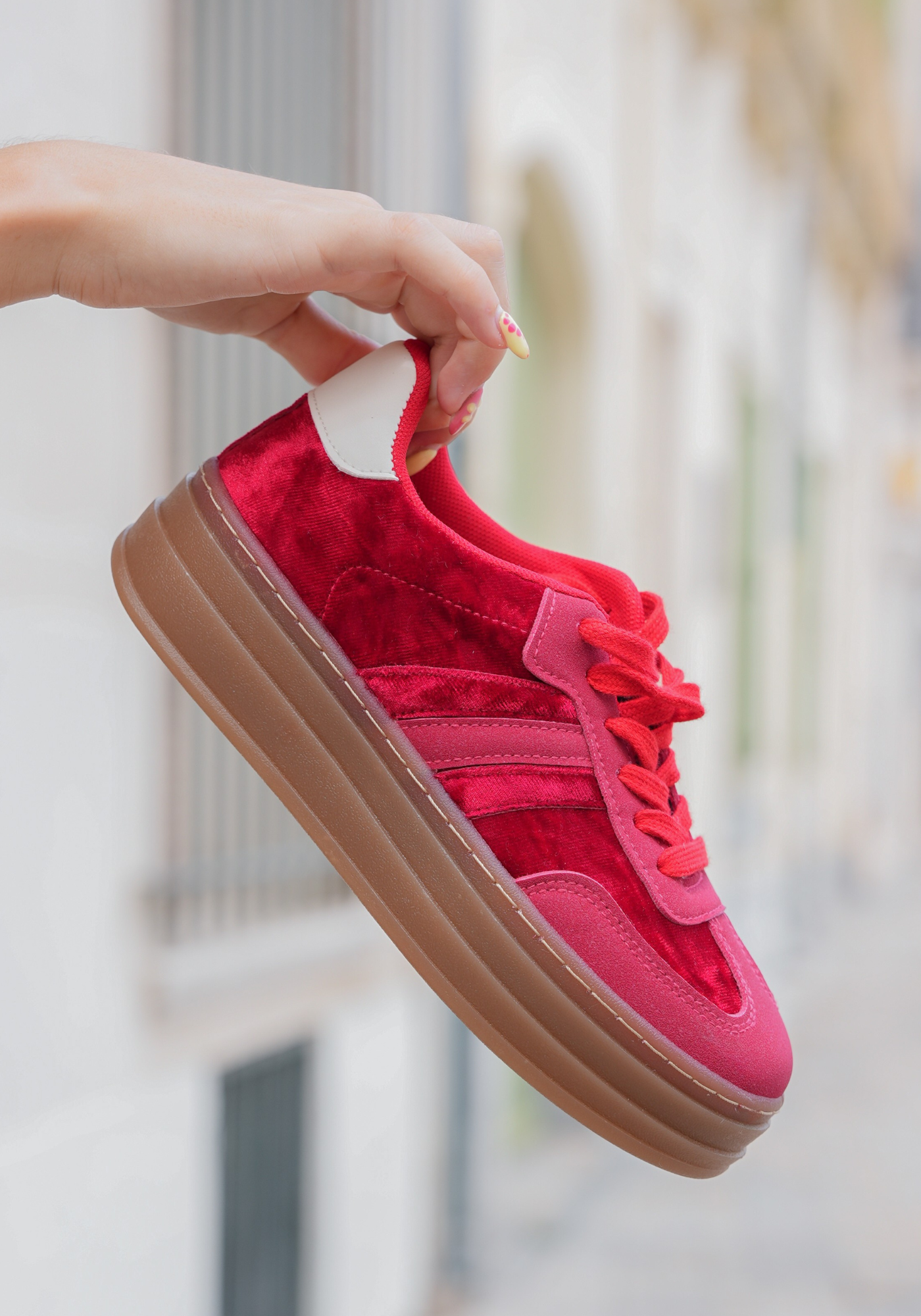 BASKETS ROUGE EN AVEC DÉTAILS BLANCS - Casualmode.fr