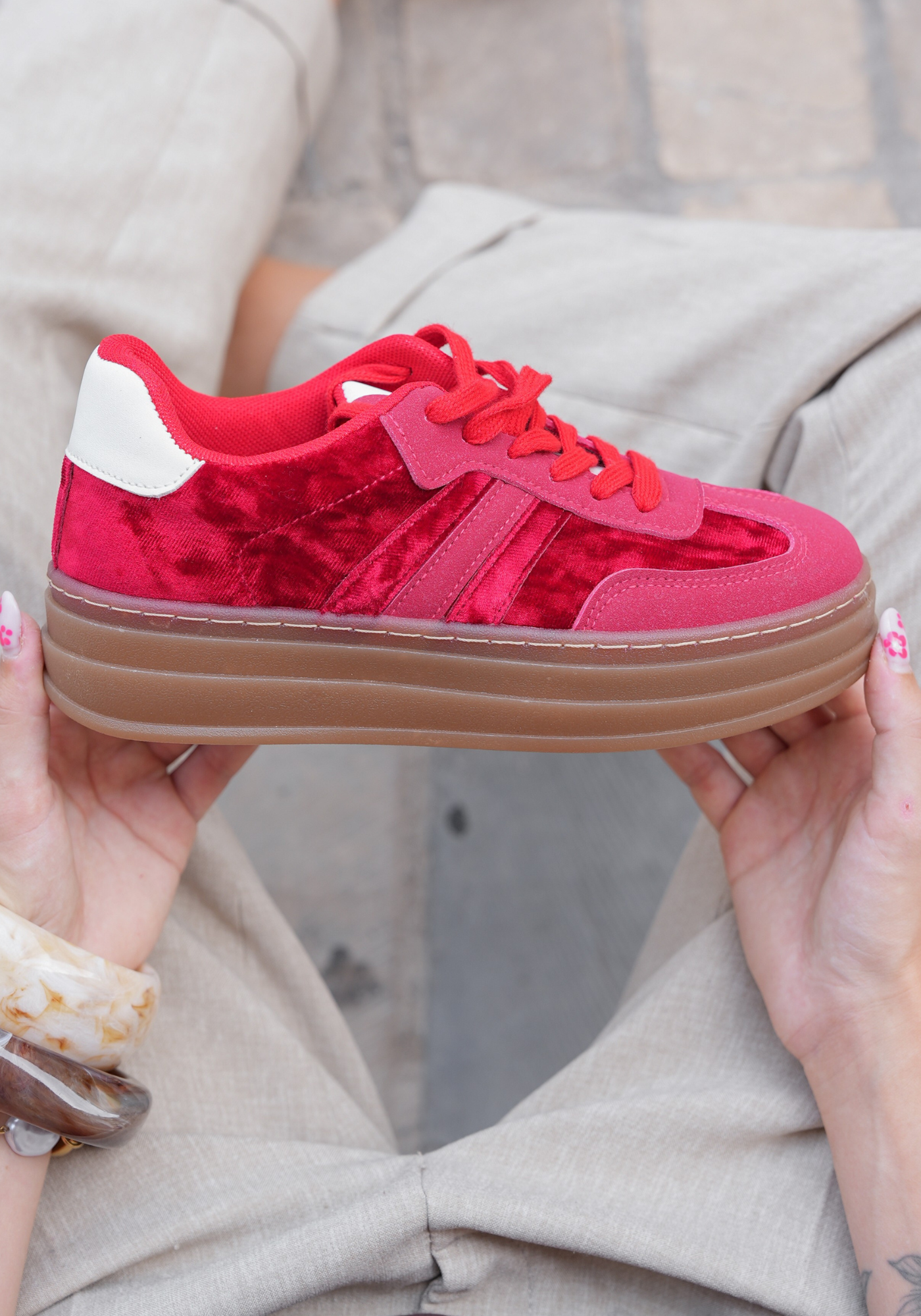 BASKETS ROUGE EN AVEC DÉTAILS BLANCS - Casualmode.fr