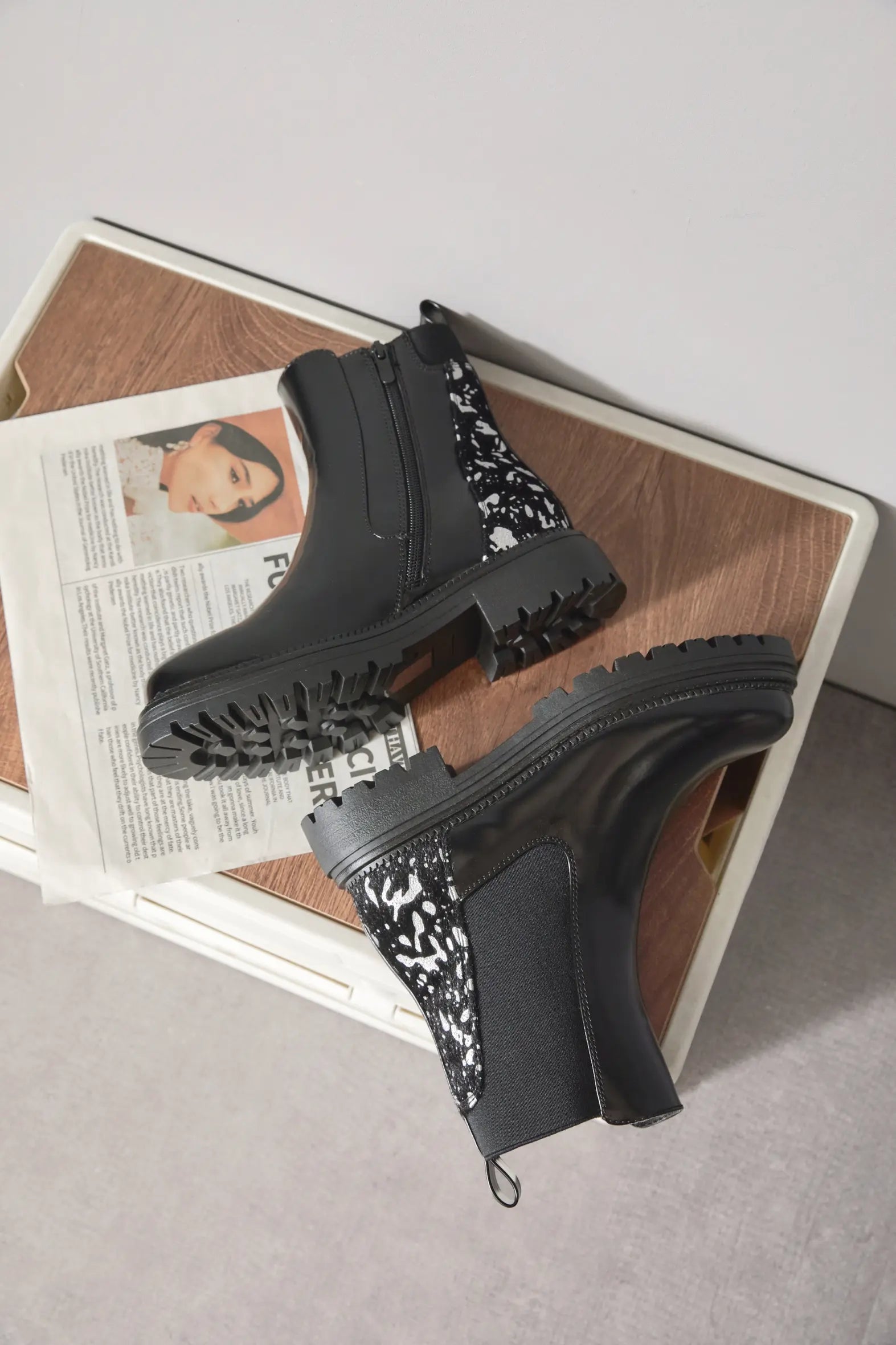 BOTTINES NOIRES CHELSEA À TALON COMPENSÉ ET DÉTAIL IMPRIMÉ - Casualmode.fr