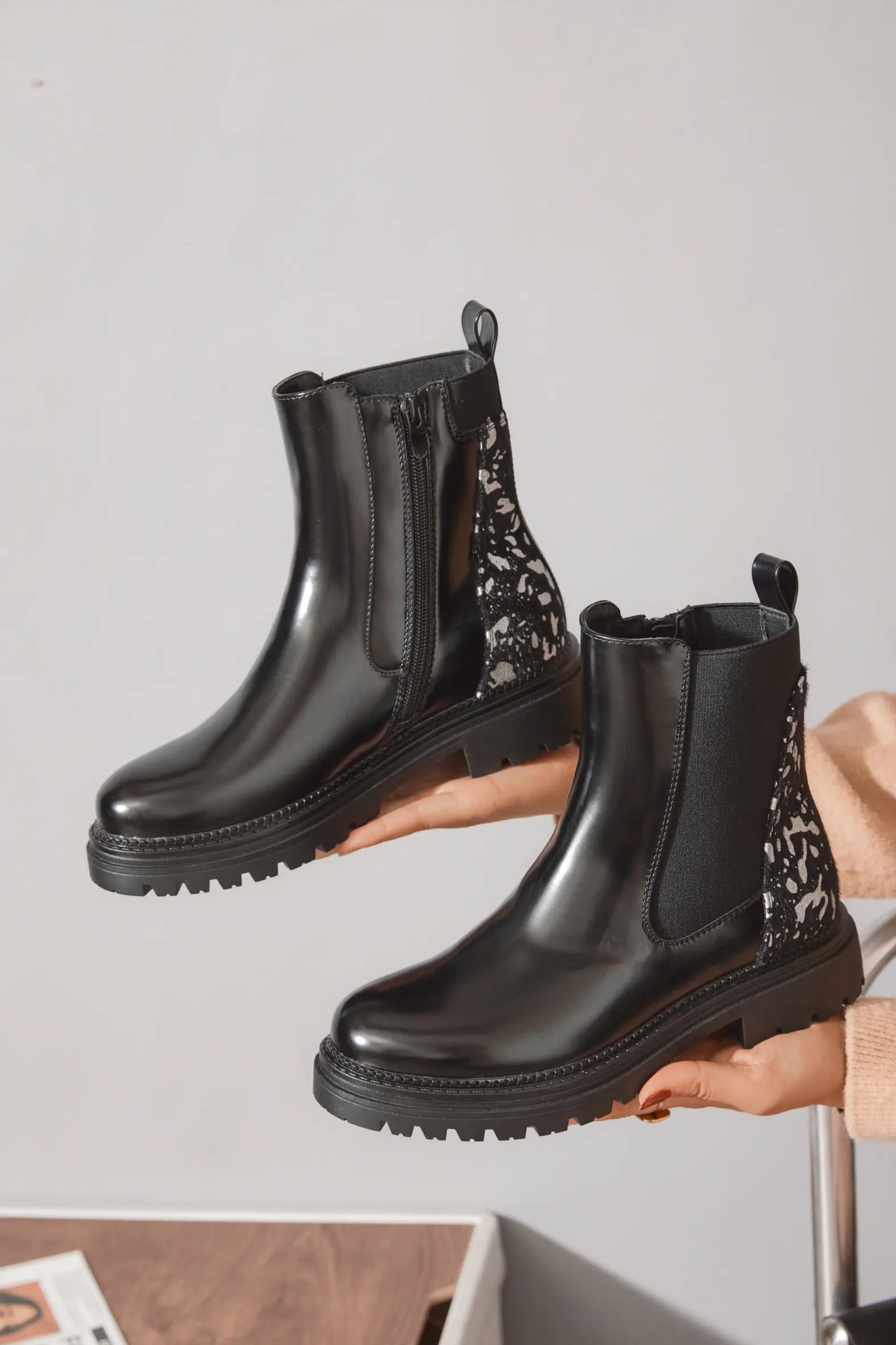 BOTTINES NOIRES CHELSEA À TALON COMPENSÉ ET DÉTAIL IMPRIMÉ - Casualmode.fr