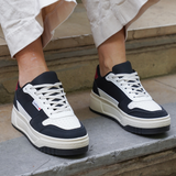 BASKETS NOIRES ET BLANCHES AVEC DÉTAIL ROUGE "J’ADORE"