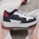 BASKETS NOIRES ET BLANCHES AVEC DÉTAIL ROUGE "J’ADORE"