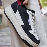 BASKETS NOIRES ET BLANCHES AVEC DÉTAIL ROUGE "J’ADORE"
