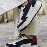 BASKETS NOIRES ET BLANCHES AVEC DÉTAIL ROUGE "J’ADORE"