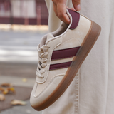 BASKETS BEIGE À BANDES BORDEAUX