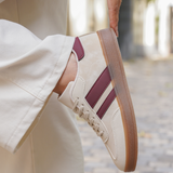 BASKETS BEIGE À BANDES BORDEAUX