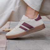 BASKETS BEIGE À BANDES BORDEAUX