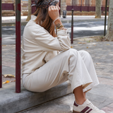 BASKETS BEIGE À BANDES BORDEAUX