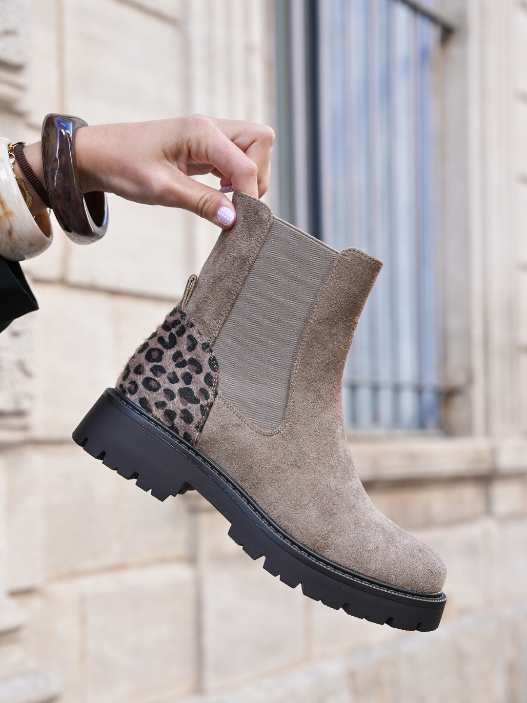 BOTTINES TAUPE AVEC DÉTAIL LÉOPARD – STYLE TENDANCE - Casualmode.fr