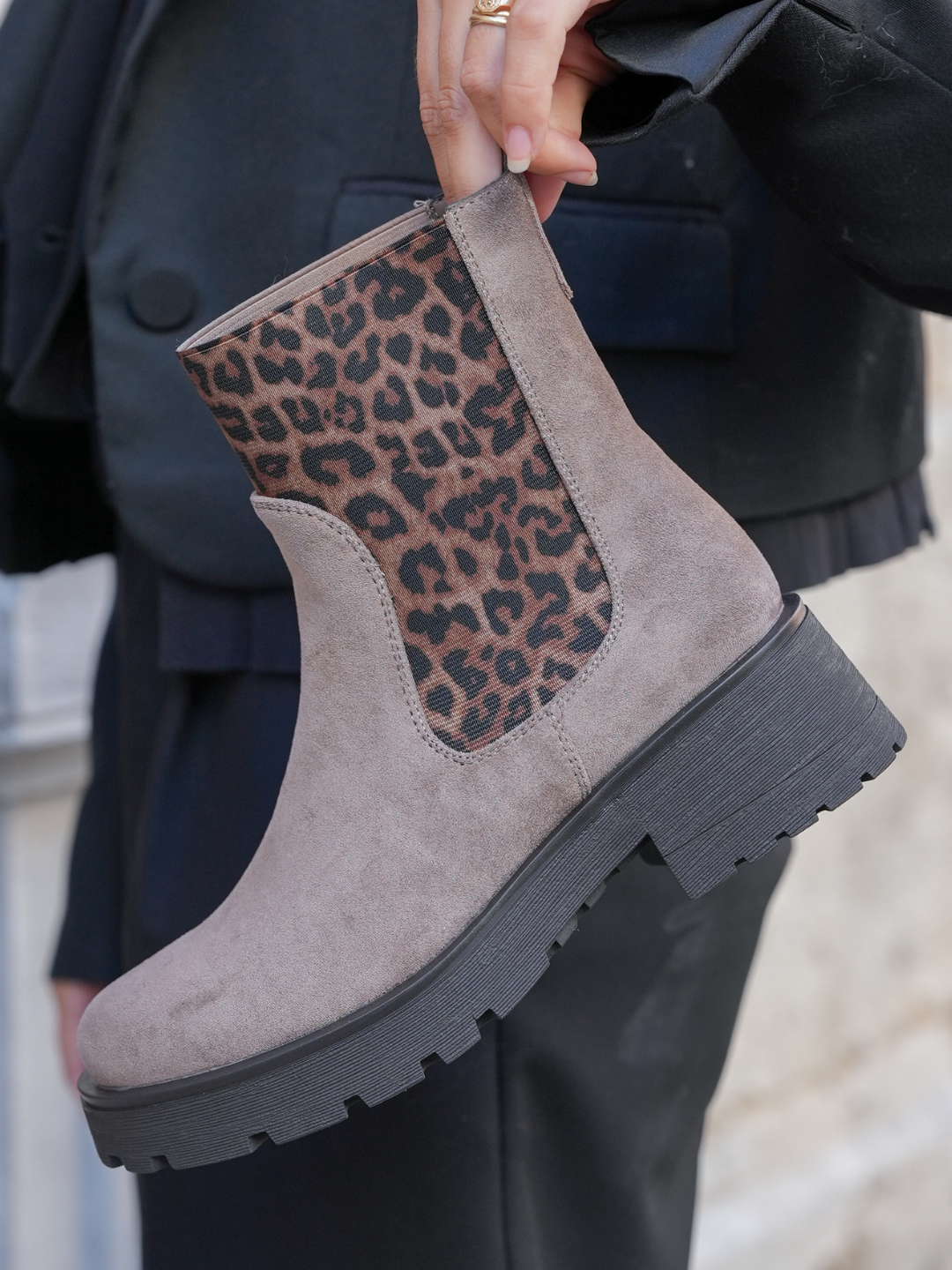 BOTTINES TAUPE AVEC ÉLASTIQUE IMPRIMÉ LÉOPARD - Casualmode.fr
