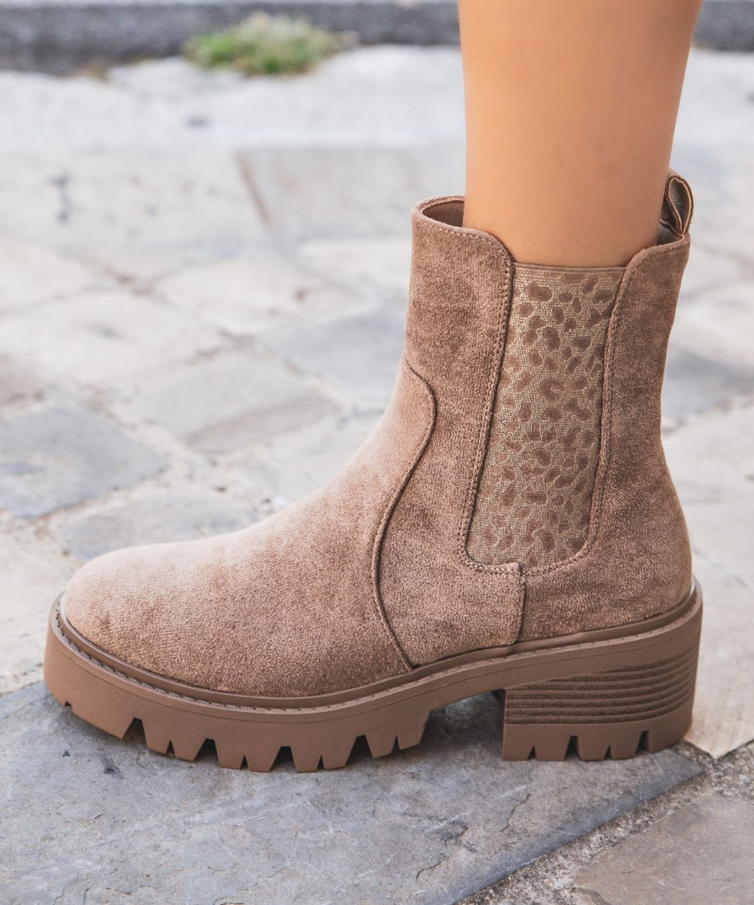 BOTTINES TAUPE AVEC SEMELLE CRANTÉE - Casualmode.fr