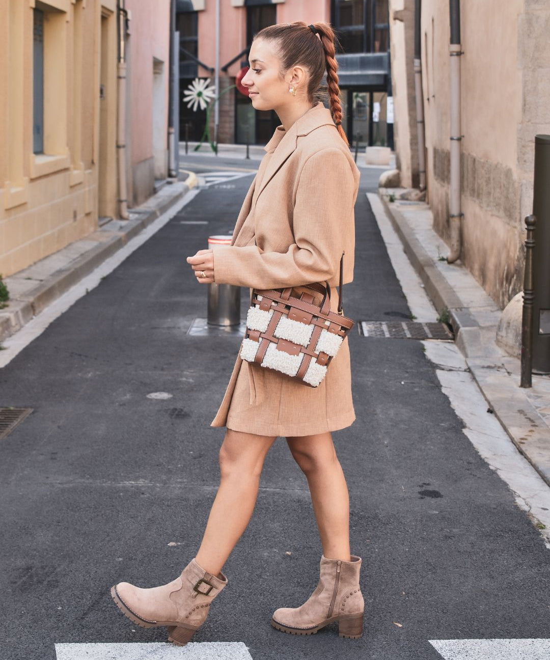 BOTTINES TAUPE À TALON AVEC BOUCLE ET CLOUS - Casualmode.fr