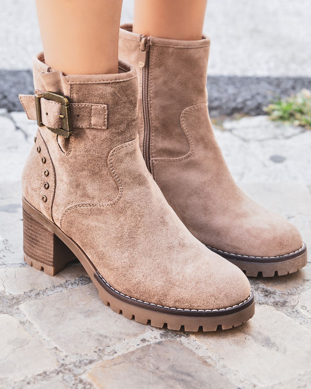 BOTTINES TAUPE À TALON AVEC BOUCLE ET CLOUS - Casualmode.fr