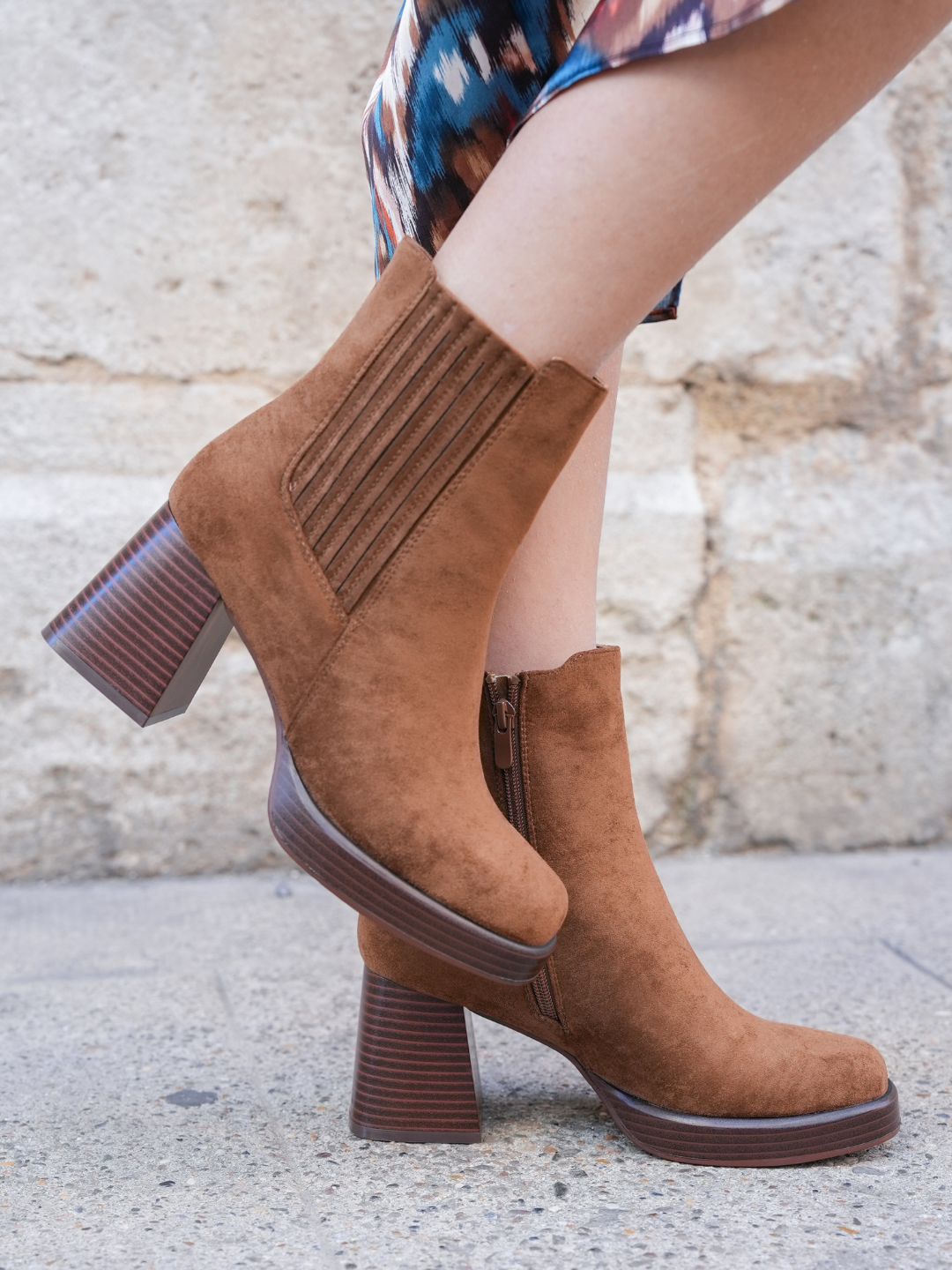 BOTTINES CAMEL À TALON ÉPAIS EN SUÉDINE - Casualmode.fr