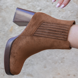 BOTTINES CAMEL À TALON ÉPAIS EN SUÉDINE - Casualmode.fr