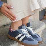SNEAKERS BLEUES RÉTRO AVEC DÉTAIL BORDEAUX