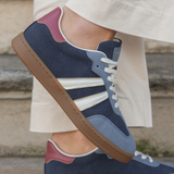 SNEAKERS BLEUES RÉTRO AVEC DÉTAIL BORDEAUX