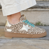 BASKETS LÉOPARD FEMME AVEC ÉTOILE ARGENT ET LACETS TURQUOISE