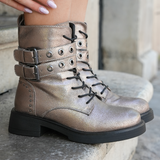 BOTTINES FEMME MÉTALLISÉES AVEC DOUBLE BOUCLE ET CLOUS