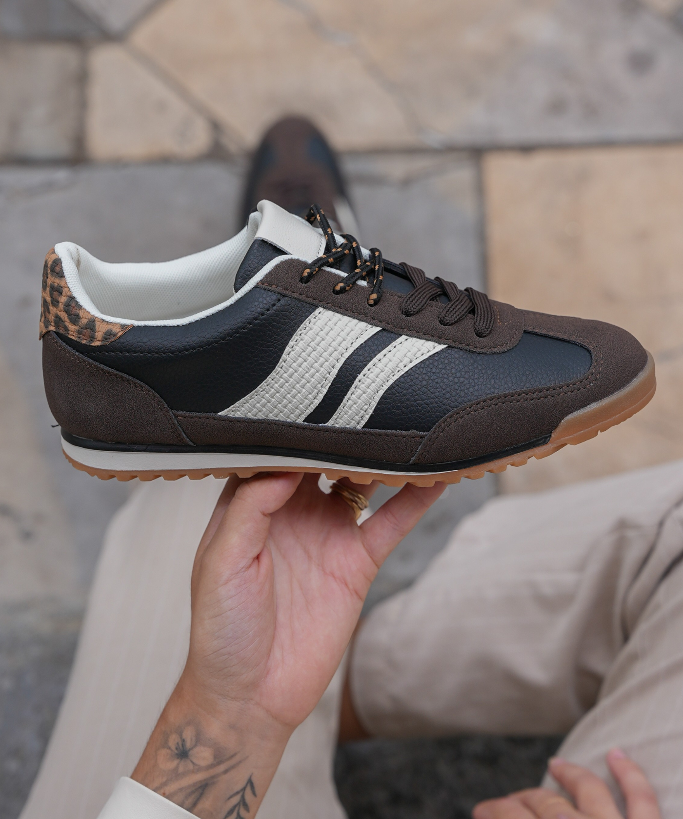BASKETS FEMME MARRON ET NOIR A LACETS - Casualmode.fr