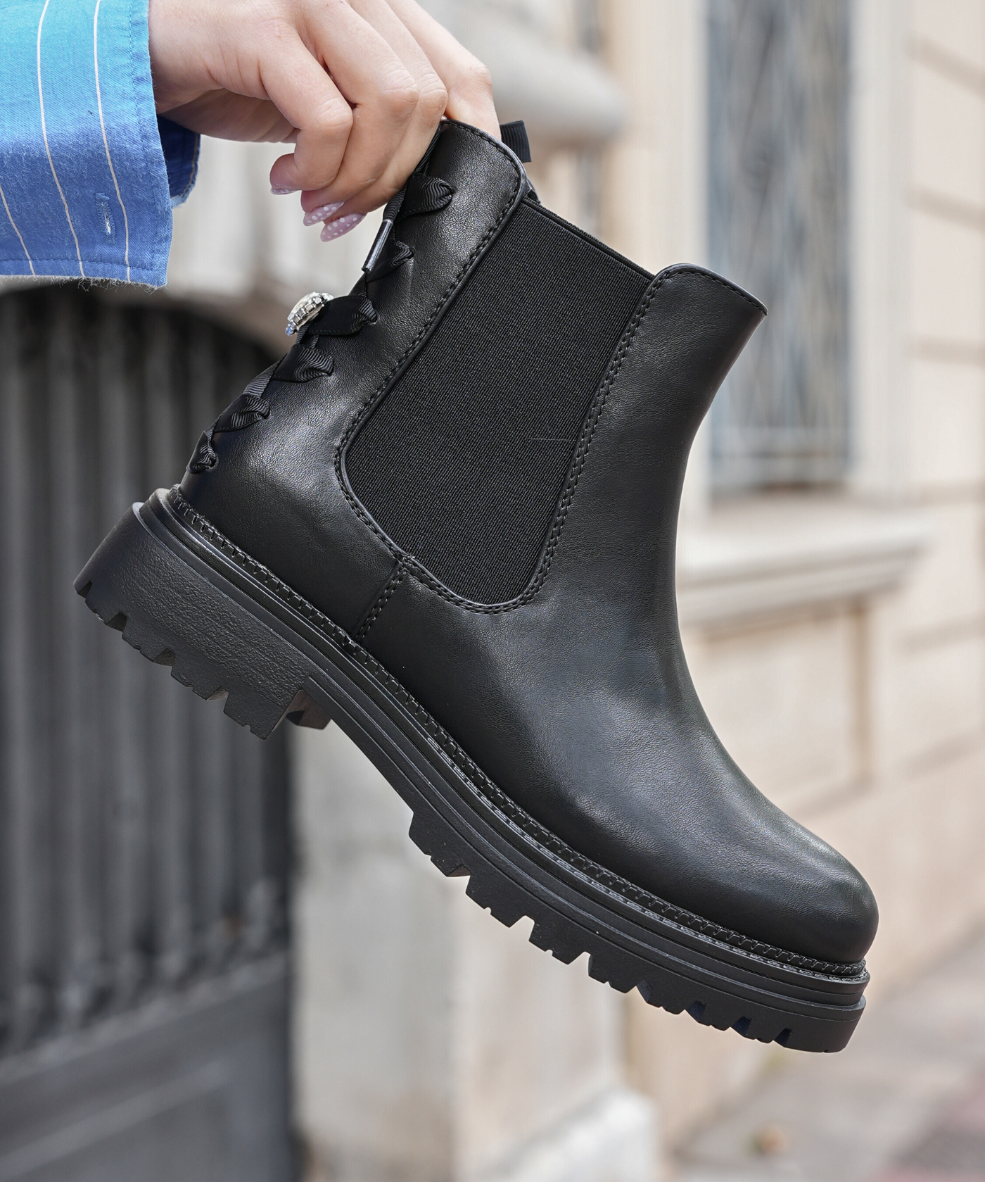 CHELSEA BOOTS NOIRES À SEMELLE CRANTÉE ET NOEUD ARRIÈRE - Casualmode.fr