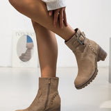 BOTTINES TAUPE À TALON AVEC BOUCLE ET CLOUS