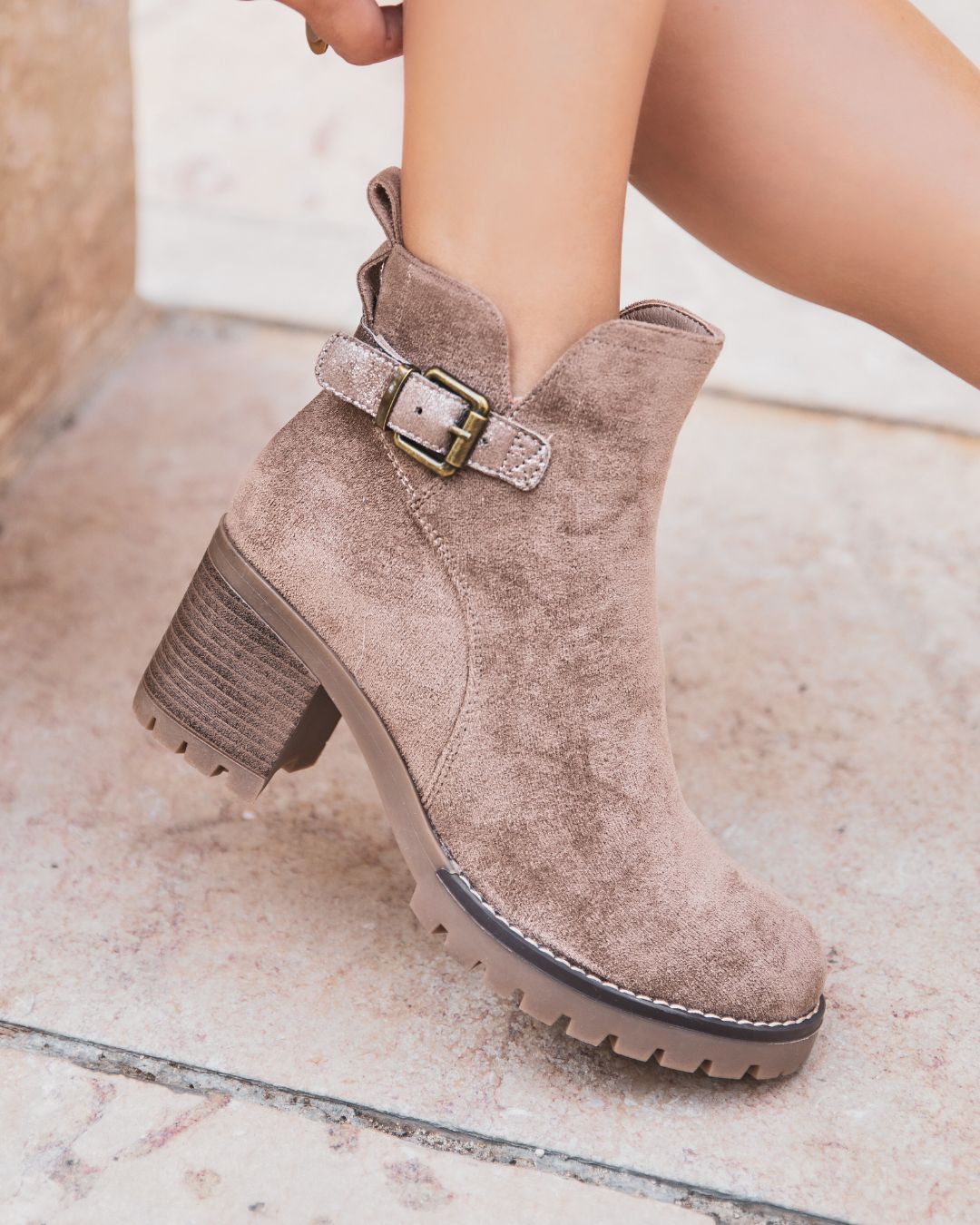 BOTTINES TAUPE À TALON BLOCS ET BOUCLE LATÉRALE - Casualmode.fr