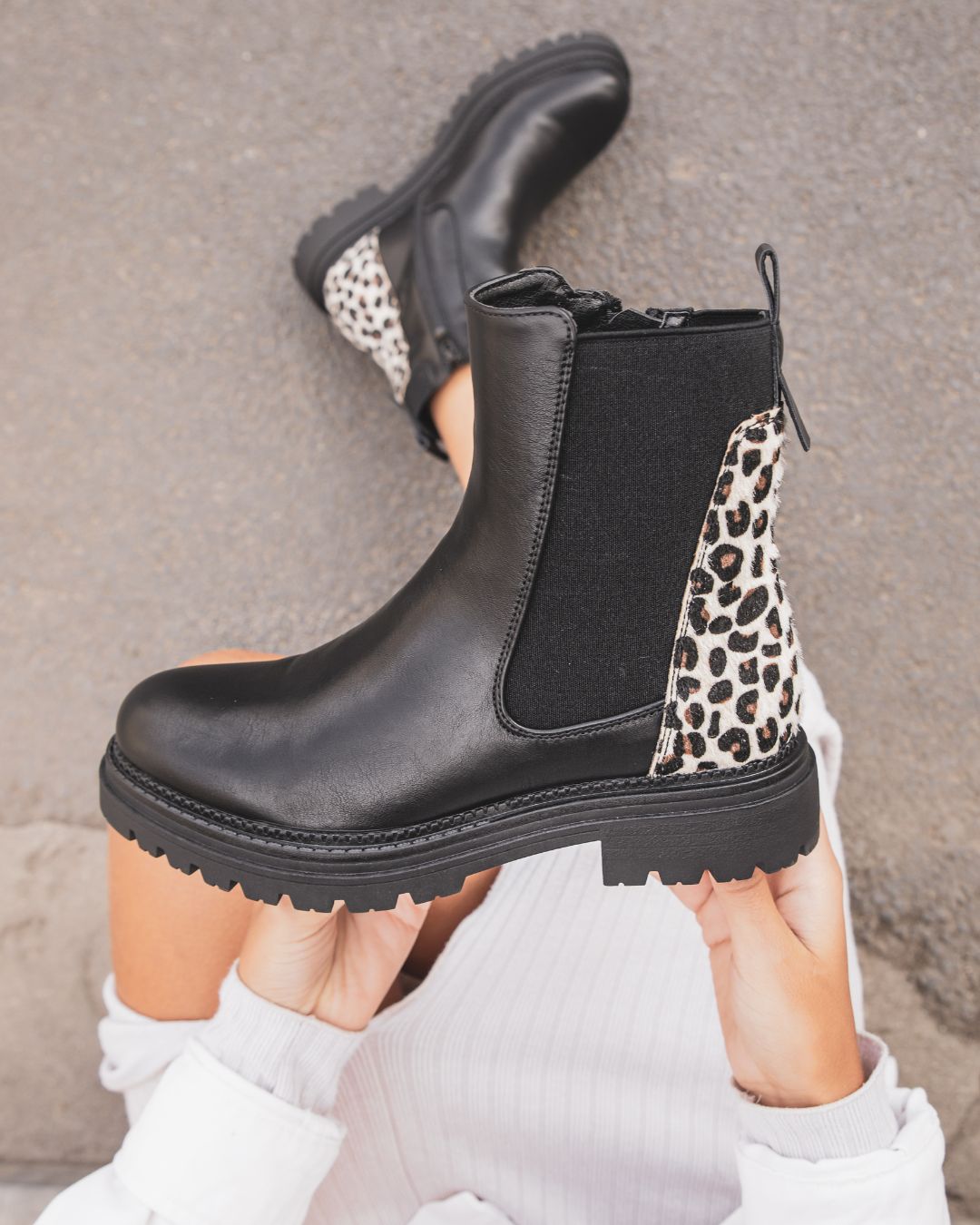 BOTTINES CHELSEA NOIRES – DÉTAIL LÉOPARD SAUVAGE - Casualmode.fr