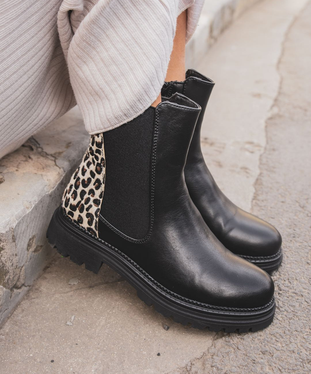 BOTTINES CHELSEA NOIRES – DÉTAIL LÉOPARD SAUVAGE - Casualmode.fr