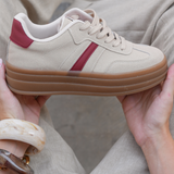 BASKETS BEIGE ET ROUGE À SEMELLE ÉPAISSE