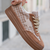 BASKETS BEIGE ET BLANCHE À ÉTOILE