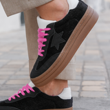 BASKETS NOIRES À ÉTOILE AVEC LACETS ROSES