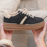 BASKETS PLATEFORME NOIRES ET BEIGE AVEC DÉTAILS FOURRURE