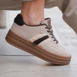 BASKETS TAUPE À SEMELLE ÉPAISSE ET DÉTAILS EN LAINE BOUCLÉE