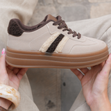 BASKETS TAUPE À SEMELLE ÉPAISSE ET DÉTAILS EN LAINE BOUCLÉE