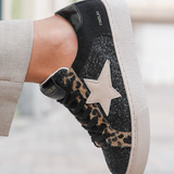 BASKETS NOIRES PAILLETÉES AVEC ÉTOILE BLANCHE ET DÉTAIL LÉOPARD