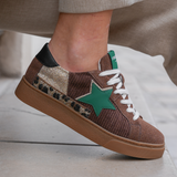 BASKETS MARRON AVEC ÉTOILE VERTE ET DÉTAILS ANIMALIER