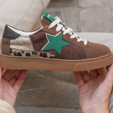 BASKETS MARRON AVEC ÉTOILE VERTE ET DÉTAILS ANIMALIER