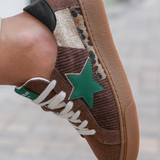 BASKETS MARRON AVEC ÉTOILE VERTE ET DÉTAILS ANIMALIER