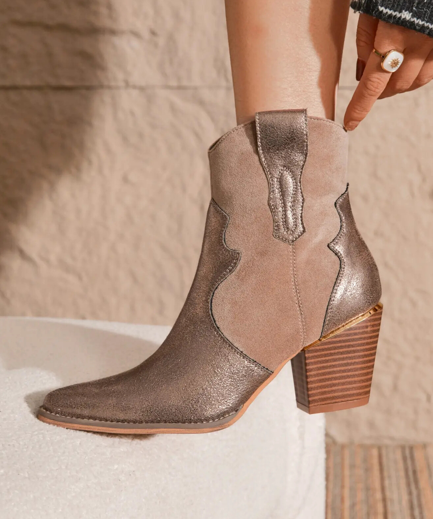 BOTTINES COWBOY TAUPE À TALON - Casualmode.fr
