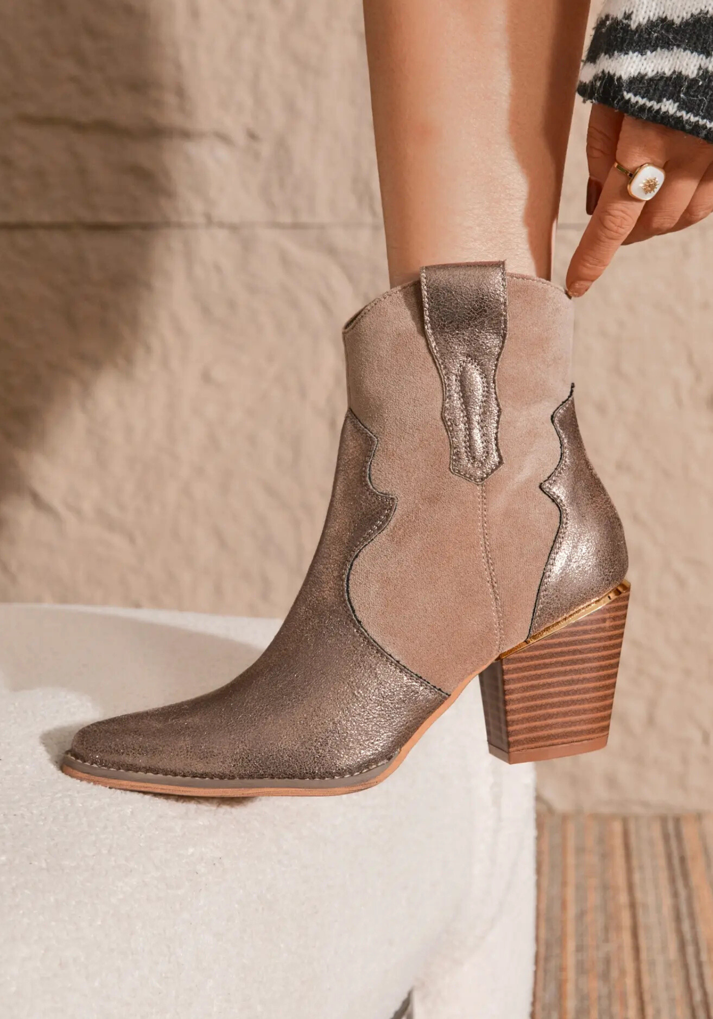 BOTTINES COWBOY TAUPE À TALON - Casualmode.fr