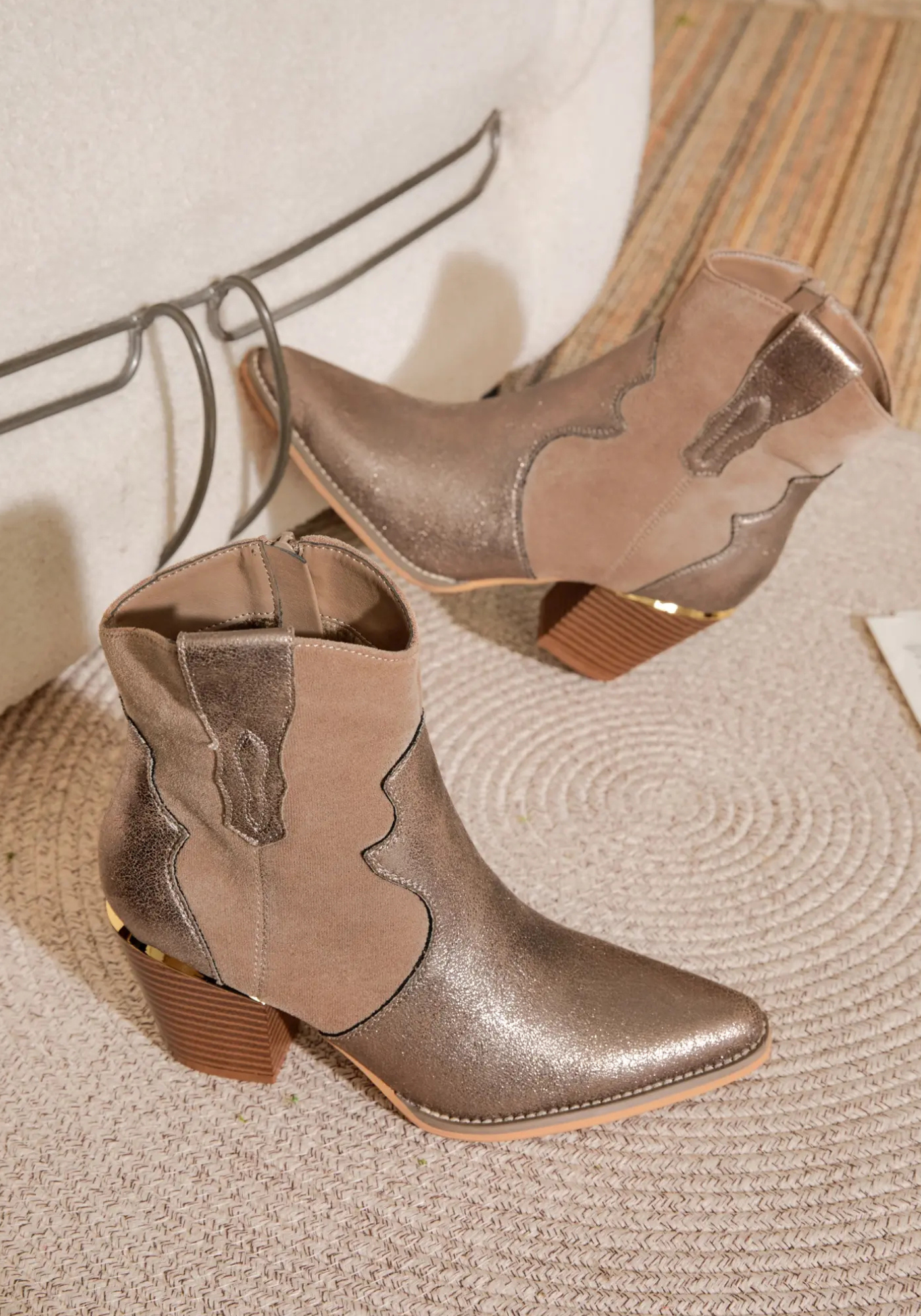 BOTTINES COWBOY TAUPE À TALON - Casualmode.fr