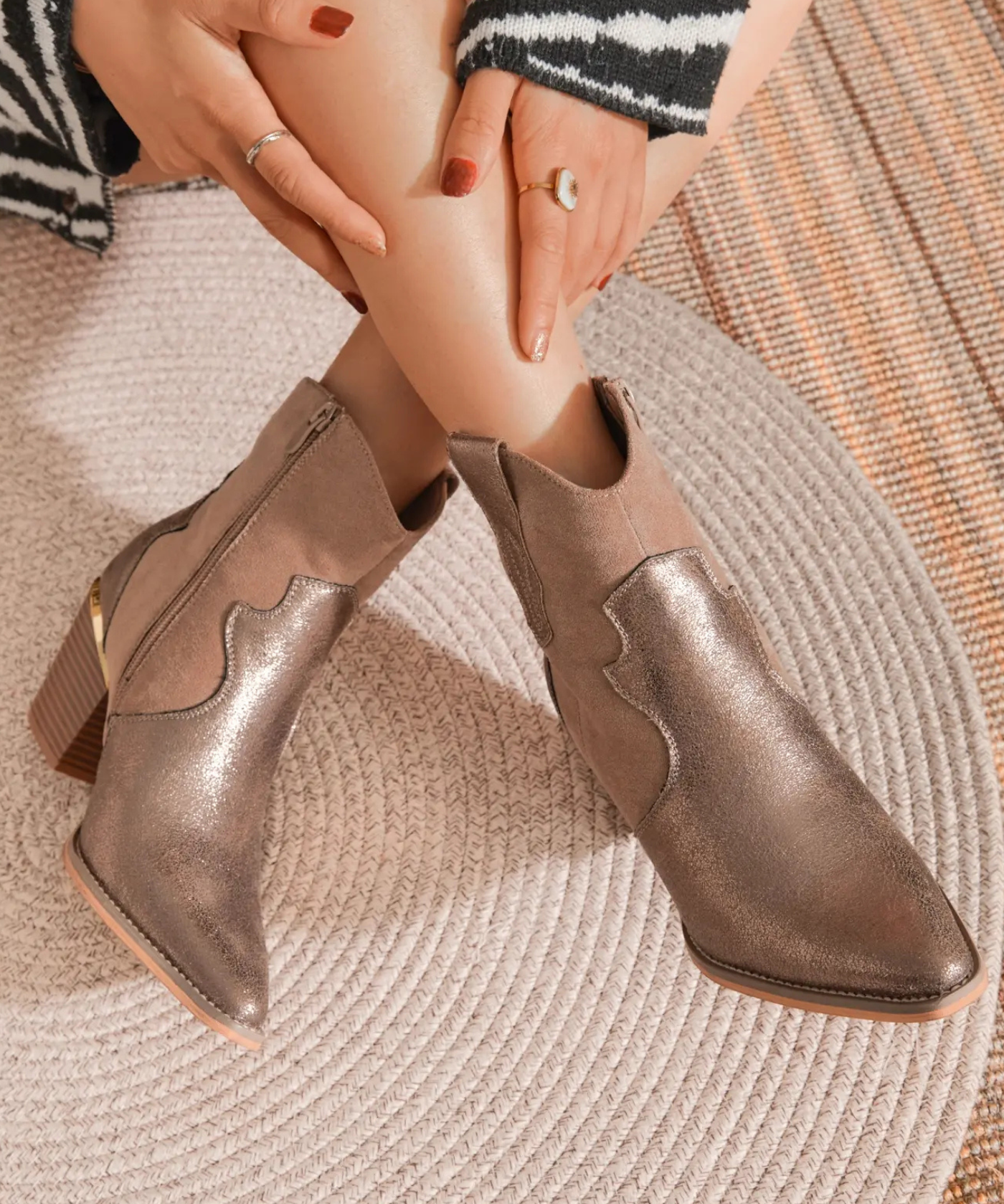 BOTTINES COWBOY TAUPE À TALON - Casualmode.fr