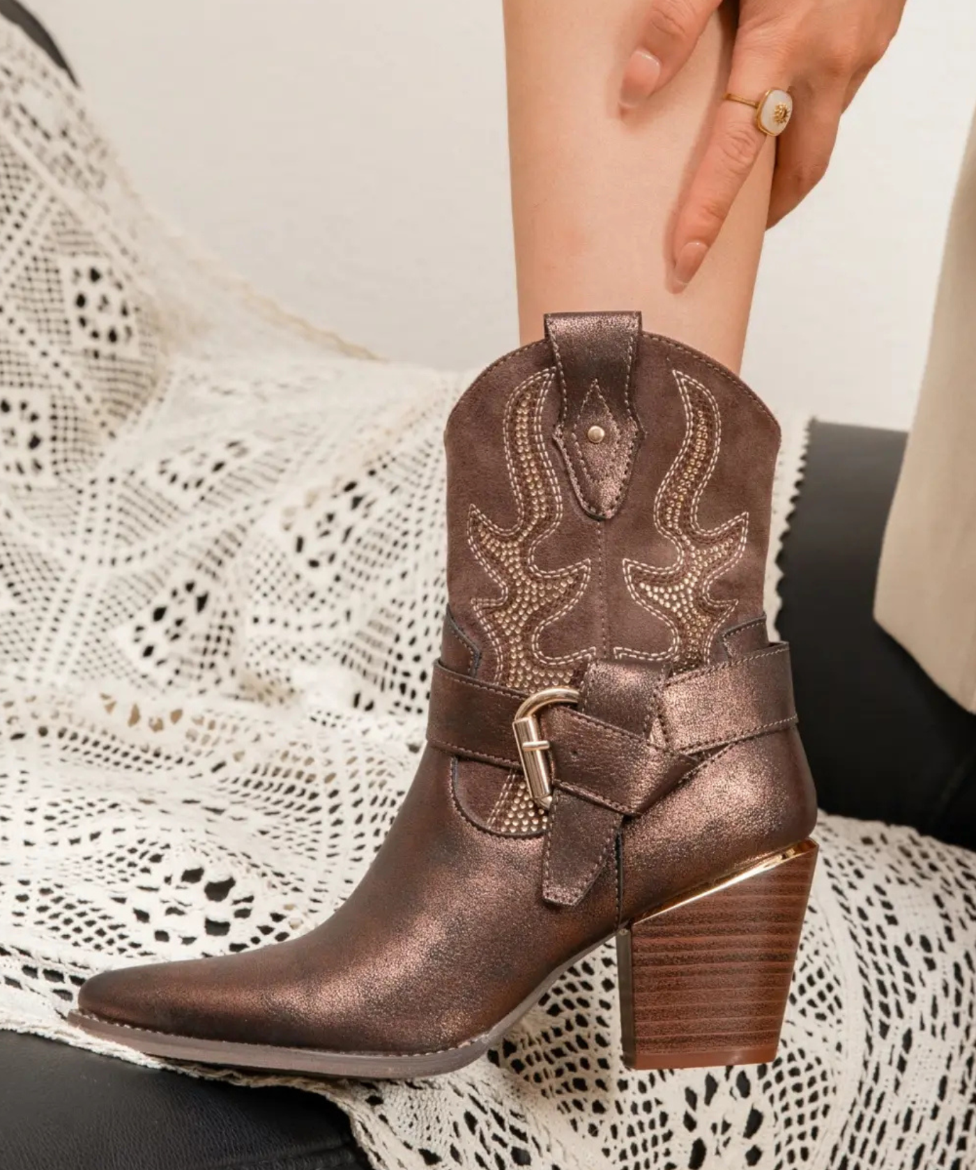 BOTTINES COWBOY COURTES MARRON – STYLE WESTERN - Casualmode.fr