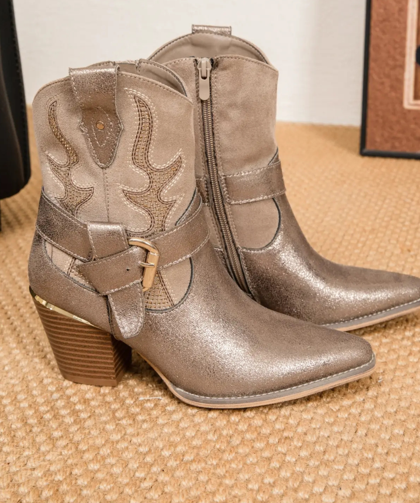 BOTTINES COWBOY COURTES DORÉES – STYLE WESTERN CHIC - Casualmode.fr