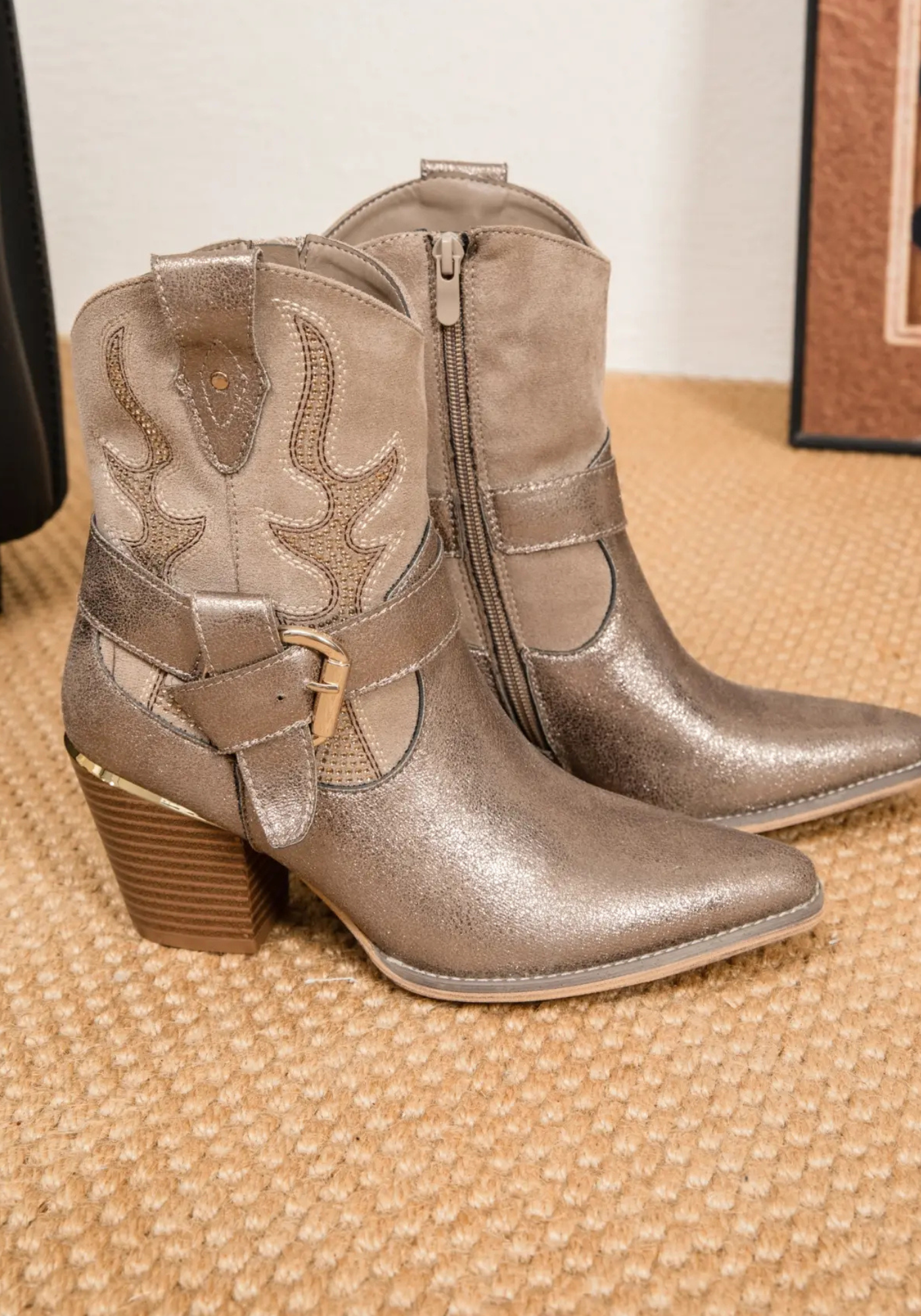 BOTTINES COWBOY COURTES DORÉES – STYLE WESTERN CHIC - Casualmode.fr