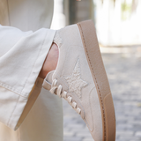 BASKETS BEIGE EN SUÉDINE AVEC ÉTOILE TEXTURÉE