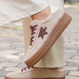 BASKETS BEIGE AVEC ÉTOILE BORDEAUX ET SEMELLE ÉPAISSE