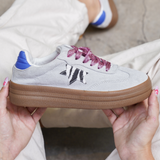 BASKETS BLANCHES AVEC DÉTAIL ZÉBRÉ ET LACETS BORDEAUX