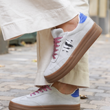 BASKETS BLANCHES AVEC DÉTAIL ZÉBRÉ ET LACETS BORDEAUX